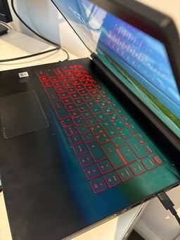 Intresse koll MSI gaming laptop 15 tum svart med röd bakgrundsbelyst tangentbord