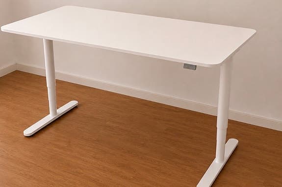 Höj- och sänkbart skrivbord från IKEA – som nytt!