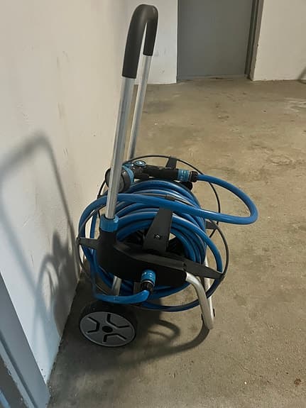 Slangvagn med trädgårdsslang blå