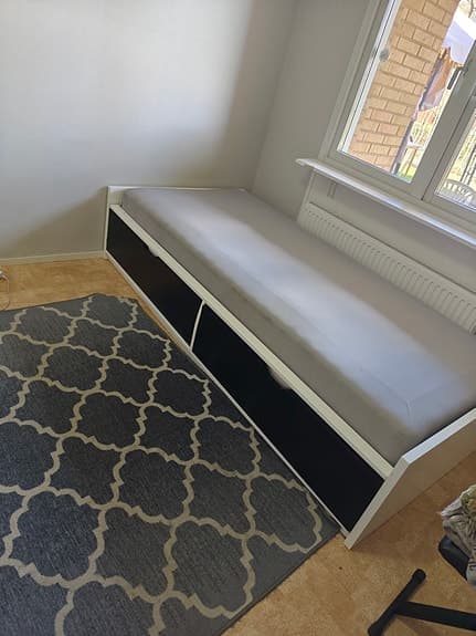 IKEA säng med madrass och förvaring