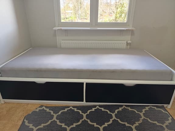 IKEA säng med madrass och förvaring