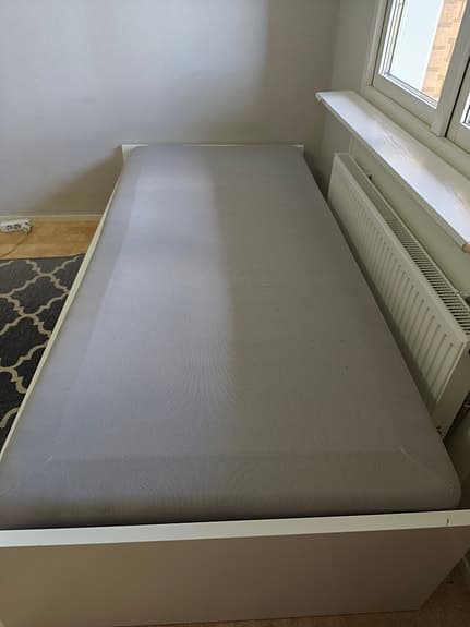 IKEA säng med madrass och förvaring