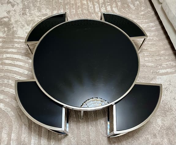 Snygg och modern soffbordssats i exklusiv design säljes.