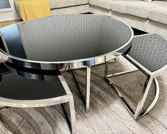 Snygg och modern soffbordssats i exklusiv design säljes.