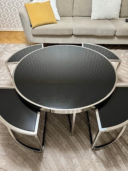Snygg och modern soffbordssats i exklusiv design säljes.