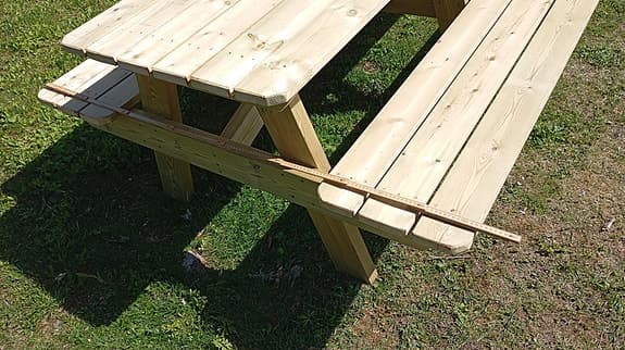 Trädgårdsbord / picknickbord i trä med bänkar