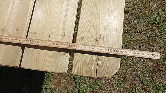 Trädgårdsbord / picknickbord i trä med bänkar