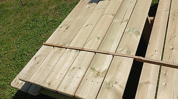 Trädgårdsbord / picknickbord i trä med bänkar