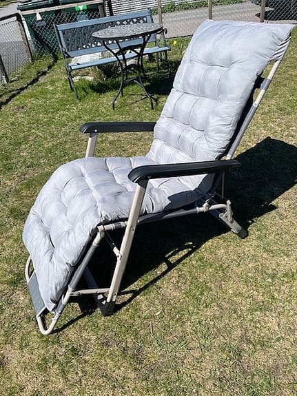 Hopfällbar solsäng/strandstol med grå dyna. NY FELKÖP