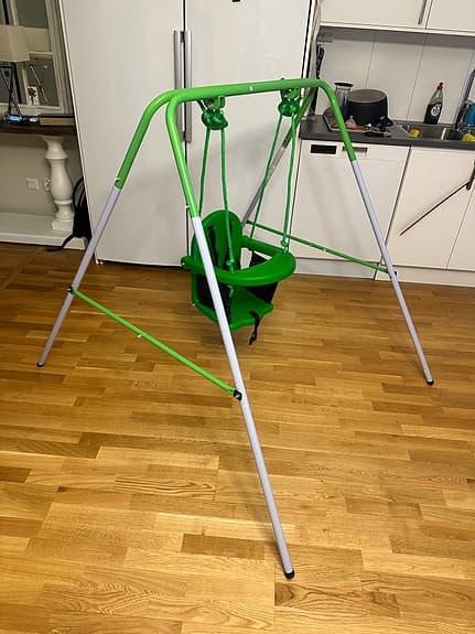Grön babys gunga med ställning