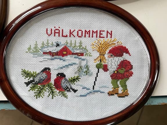 Sätt av tre broderade tavlor med vinter motiv