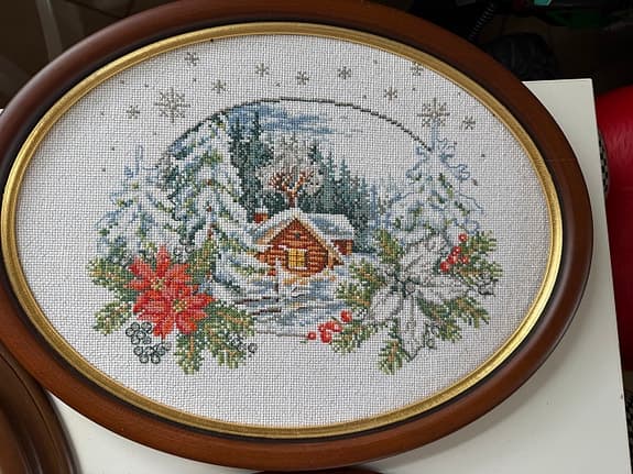 Sätt av tre broderade tavlor med vinter motiv