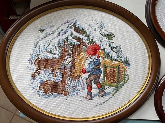 Sätt av tre broderade tavlor med vinter motiv