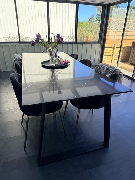 Bord i marmor + 6 stolar i sammet