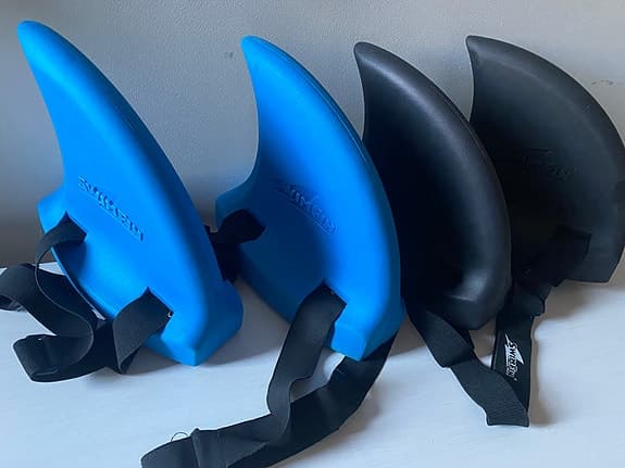 Simfenor för barn med remmar blå och svarta