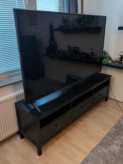 LG 75" tum TV 4k UHD Smart TV UM7110 samt Tv-bänk