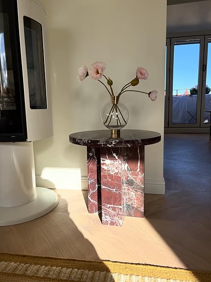 Sidobord i marmor