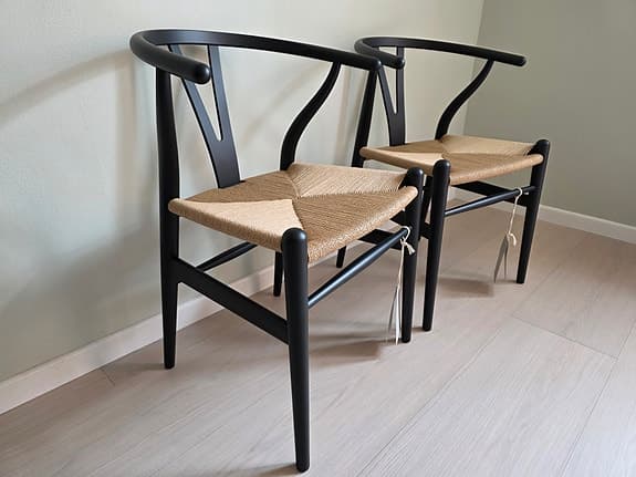 Carl Hansen CH24 Y-stolen Svart bok