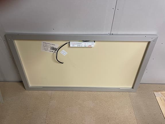 Spegel. Inbyggd led belysning