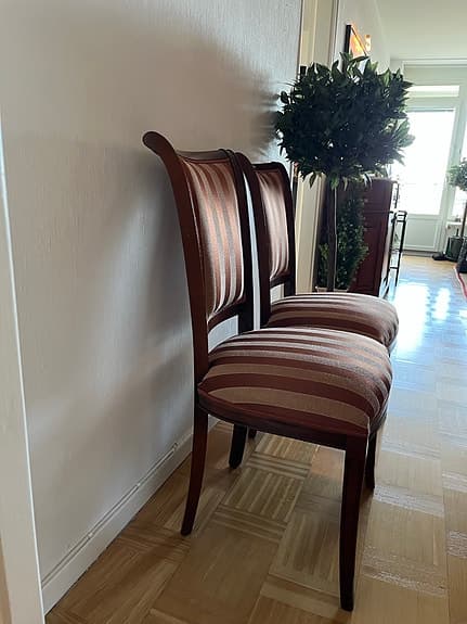 2 st fina stolar med randig tygklädsel