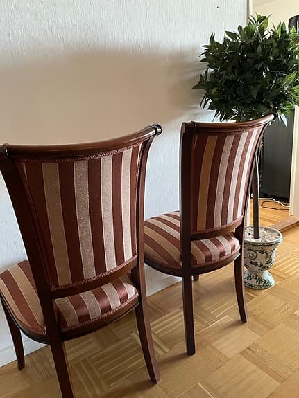2 st fina stolar med randig tygklädsel