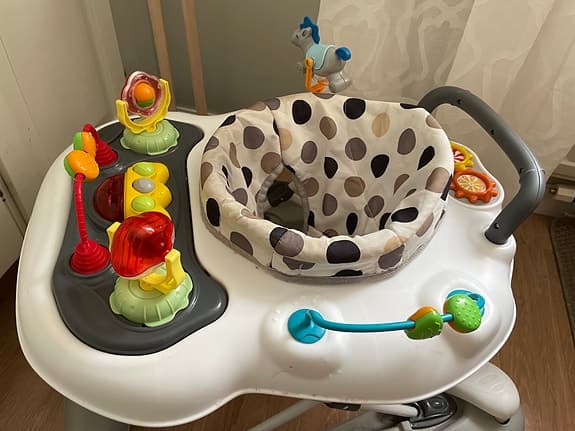 BRIO gåvagn + gåstol med leksaker