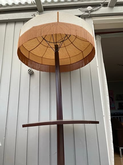 Golvlampa med bord