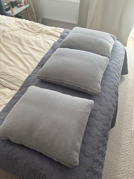 3 ryggkuddar/sittkuddar  i grov textil