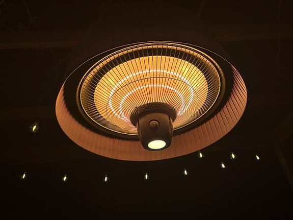 Hängande terrassvärmare med lampskärm svart