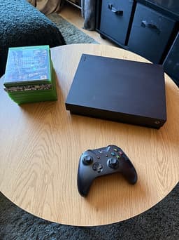 Microsoft Xbox One konsol med handkontroll och spel