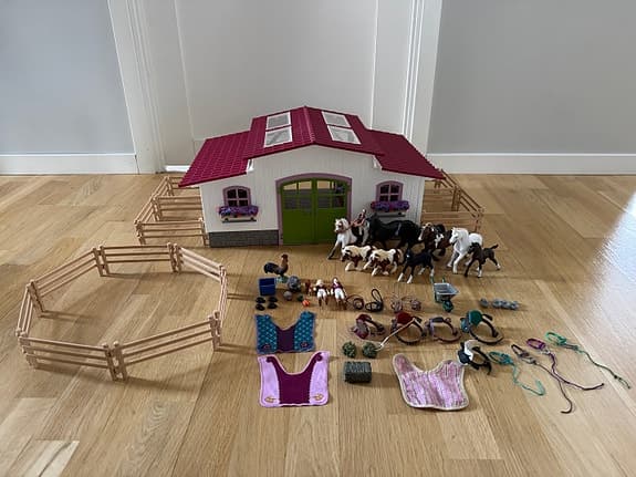 Schleich häststall med tillbehör