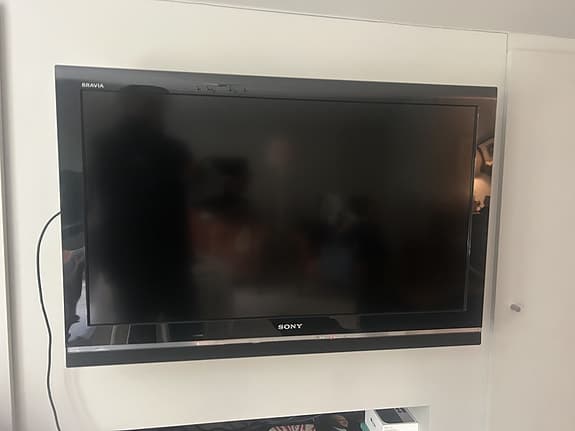 Sony Bravia TV med fjärrkontroll – väggmonterad