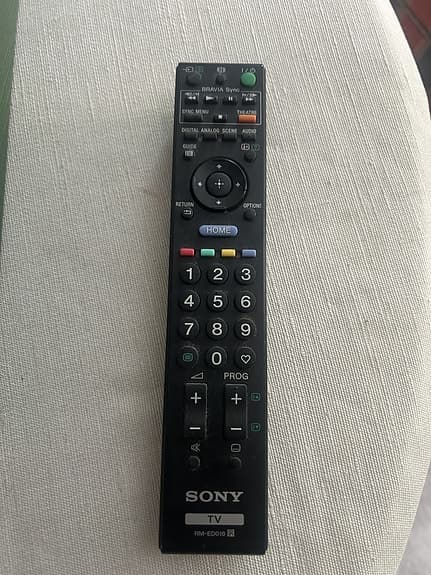 Sony Bravia TV med fjärrkontroll – väggmonterad