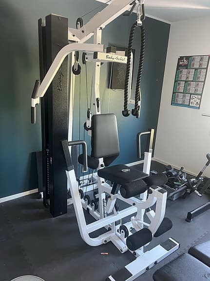 Multi-gym träningsmaskin med viktmagasin