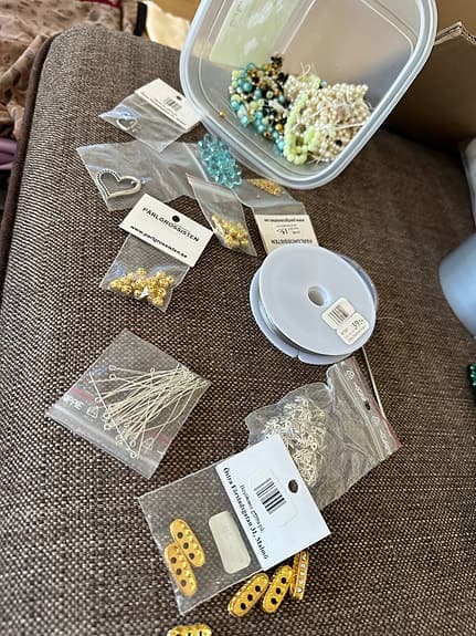 Smyckesmaterial och pärlor med tång