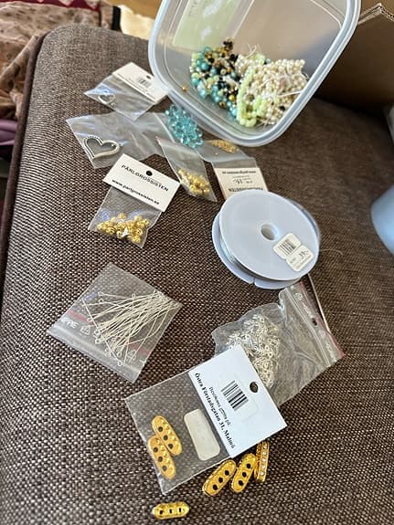 Smyckesmaterial och pärlor med tång