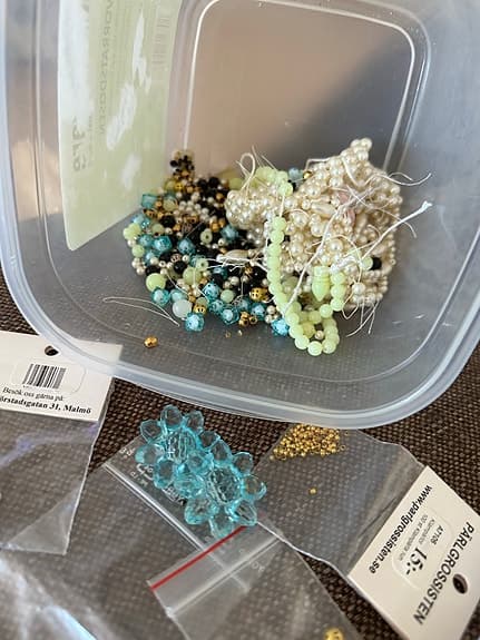 Smyckesmaterial och pärlor med tång