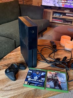 Xbox One med två spel och en handkontroll