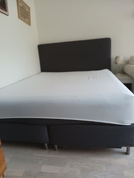 IKEA säng med madrass och mörkgrå sänggavel