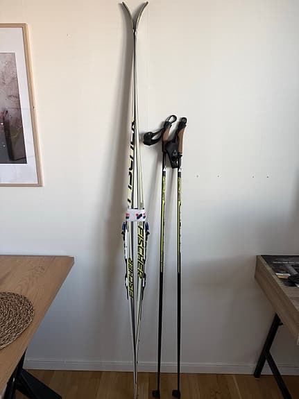 Fischer längdskidor med stavar