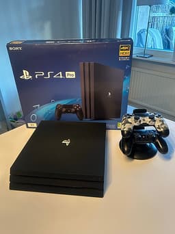 PS4 PRO 1TB + 2 KONTROLLER + LADDSTÄLL + 19 SPEL