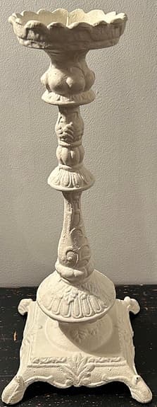 Tung pampig ljusstake i GJUTJÄRN (37 cm) – Fransk lantstil