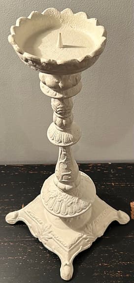 Tung pampig ljusstake i GJUTJÄRN (37 cm) – Fransk lantstil