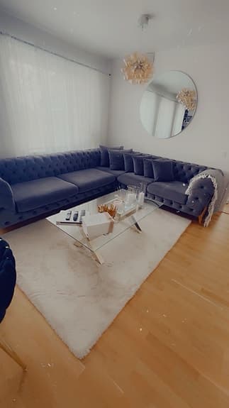 Grå soffa tillsammans med genomskinlig kaffebord