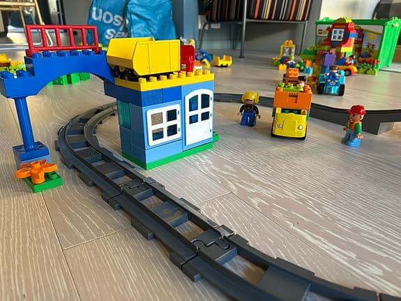 LEGO DUPLO tågbana - Komplett grundset 10882 samt extra tillbehör