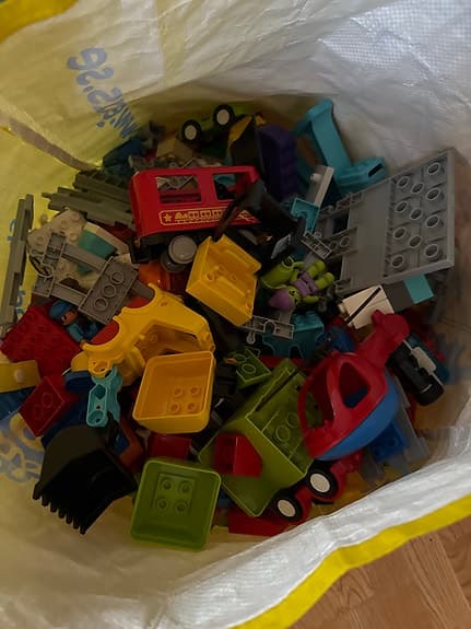LEGO DUPLO blandade delar och parkeringshus