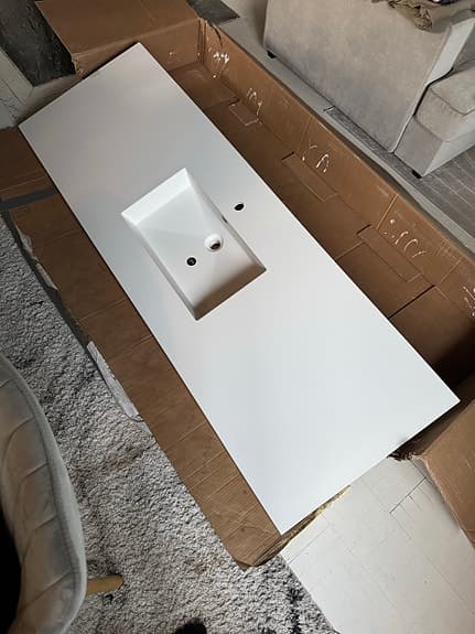 Tvättställ med integrerat handfat i solid surface/stenkomposit.