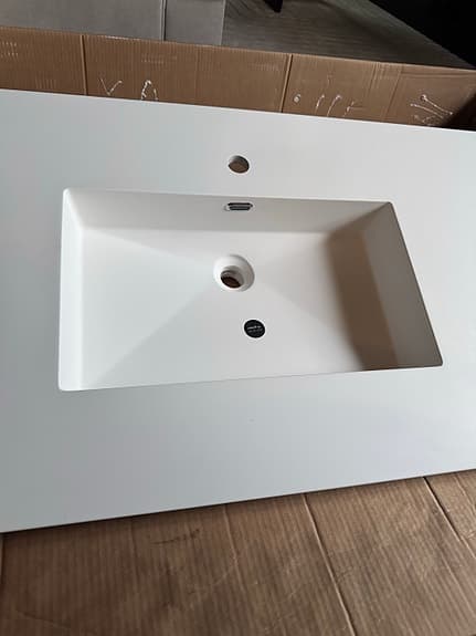 Tvättställ med integrerat handfat i solid surface/stenkomposit.