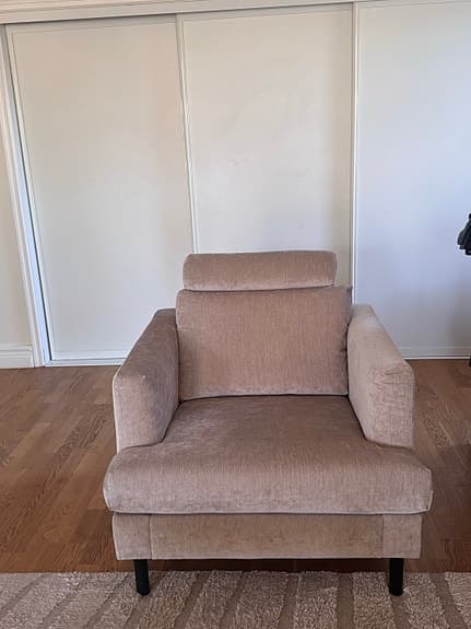2st Mio soffor och en fåtölj i beige tyg