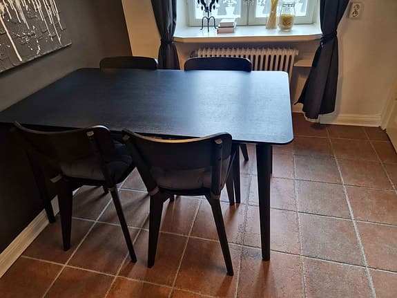 IKEA matbord med 4 stolar svart